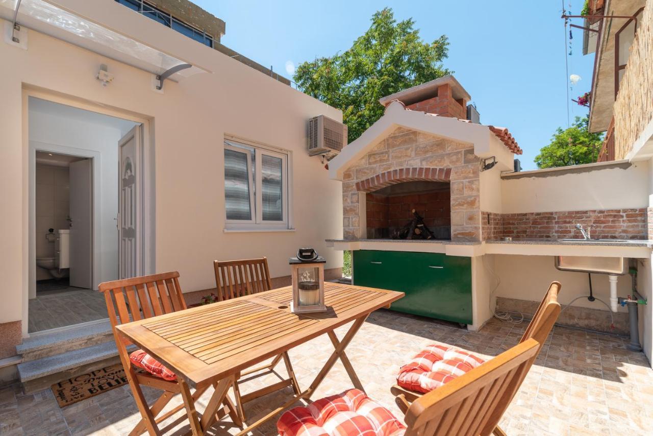 Small Private House With A Terrace In Trogir Exterior foto