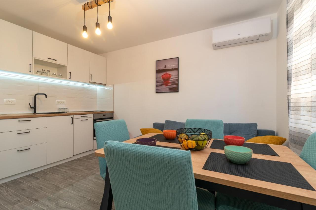 Small Private House With A Terrace In Trogir Exterior foto