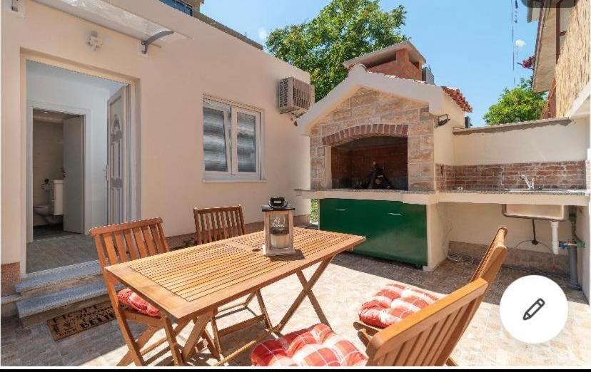 Small Private House With A Terrace In Trogir Exterior foto
